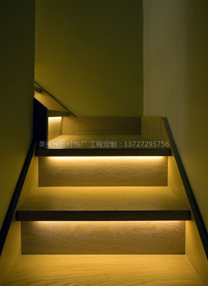 楼梯踢脚灯